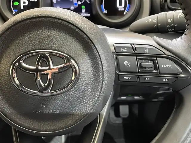 トヨタ ヤリス ハイブリッド G 岩手県 2023(令5)年 1.8万km ブラック/アバンギャルドブロンズメタリック ４WD/寒冷地仕様/ウインドシールドデアイサー/PTCヒーター/リヤヒーターダクト/トヨタセーフティセンス/プリクラッシュセーフティ/レーダークルーズコントロール/レーントレーシングアシスト/ロードサインアシスト/オートマチックハイビーム/先行車発進告知機能/横滑り防止装置/純正ディスプレイオーディオ/ナビキット/AppleCarPlay・AndroidAuto/バックカメラ/ETC/ステアリングスイッチ/ヘッドライトレベライザー/フォグランプ/純正１５インチアルミホイール