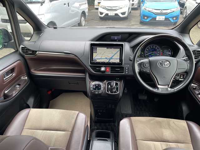 トヨタ エスクァイア ハイブリッド Gi プレミアムパッケージ 神奈川県 2018(平30)年 6.8万km アバンギャルドブロンズメタリック 純正ナビ/AM/FM/DVD/CD/Bluetooth接続/HDMI接続/USB接続/フルセグTV/純正フリップダウンモニター/クルーズコントロール/両側パワースライドドア/前席シートヒーター/ビルトインETC/前方ドライブレコーダー/フロント＋バックカメラ/トヨタセーフティーセンス/LEDライト/オートライト