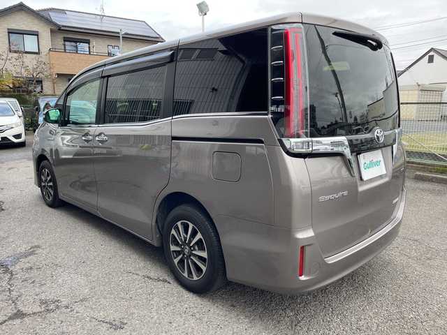 トヨタ エスクァイア ハイブリッド Gi プレミアムパッケージ 神奈川県 2018(平30)年 6.8万km アバンギャルドブロンズメタリック 純正ナビ/AM/FM/DVD/CD/Bluetooth接続/HDMI接続/USB接続/フルセグTV/純正フリップダウンモニター/クルーズコントロール/両側パワースライドドア/前席シートヒーター/ビルトインETC/前方ドライブレコーダー/フロント＋バックカメラ/トヨタセーフティーセンス/LEDライト/オートライト