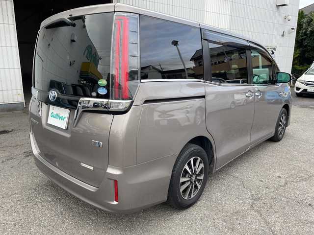 トヨタ エスクァイア ハイブリッド Gi プレミアムパッケージ 神奈川県 2018(平30)年 6.8万km アバンギャルドブロンズメタリック 純正ナビ/AM/FM/DVD/CD/Bluetooth接続/HDMI接続/USB接続/フルセグTV/純正フリップダウンモニター/クルーズコントロール/両側パワースライドドア/前席シートヒーター/ビルトインETC/前方ドライブレコーダー/フロント＋バックカメラ/トヨタセーフティーセンス/LEDライト/オートライト