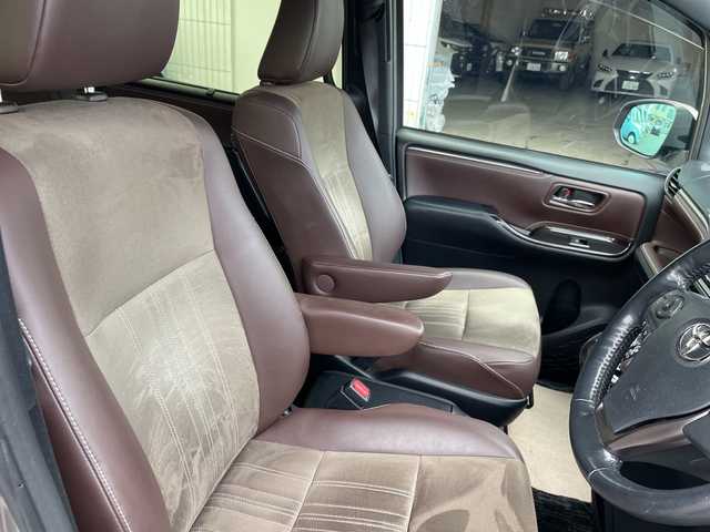 トヨタ エスクァイア ハイブリッド Gi プレミアムパッケージ 神奈川県 2018(平30)年 6.8万km アバンギャルドブロンズメタリック 純正ナビ/AM/FM/DVD/CD/Bluetooth接続/HDMI接続/USB接続/フルセグTV/純正フリップダウンモニター/クルーズコントロール/両側パワースライドドア/前席シートヒーター/ビルトインETC/前方ドライブレコーダー/フロント＋バックカメラ/トヨタセーフティーセンス/LEDライト/オートライト