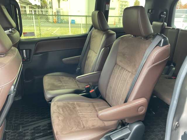 トヨタ エスクァイア ハイブリッド Gi プレミアムパッケージ 神奈川県 2018(平30)年 6.8万km アバンギャルドブロンズメタリック 純正ナビ/AM/FM/DVD/CD/Bluetooth接続/HDMI接続/USB接続/フルセグTV/純正フリップダウンモニター/クルーズコントロール/両側パワースライドドア/前席シートヒーター/ビルトインETC/前方ドライブレコーダー/フロント＋バックカメラ/トヨタセーフティーセンス/LEDライト/オートライト