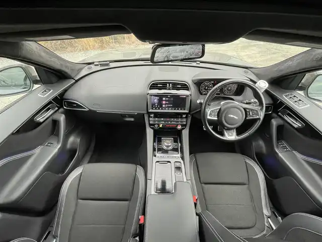 ジャガー Ｆペース R－スポーツ 福岡県 2018(平30)年 4.2万km ガンＭ 純正ナビ(フルセグTV/CD/DVD/BT)/サンルーフ/全方位カメラ/パドルシフト/クルーズコントロール/電動リアゲート/シートヒーター/２列目シートヒーター/前後ドラレコ/ハンドルヒーター/アイドリングストップ/プッシュスタート