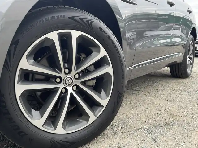 ジャガー Ｆペース R－スポーツ 福岡県 2018(平30)年 4.2万km ガンＭ 純正ナビ(フルセグTV/CD/DVD/BT)/サンルーフ/全方位カメラ/パドルシフト/クルーズコントロール/電動リアゲート/シートヒーター/２列目シートヒーター/前後ドラレコ/ハンドルヒーター/アイドリングストップ/プッシュスタート