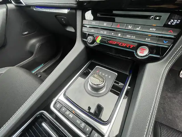 ジャガー Ｆペース R－スポーツ 福岡県 2018(平30)年 4.2万km ガンＭ 純正ナビ(フルセグTV/CD/DVD/BT)/サンルーフ/全方位カメラ/パドルシフト/クルーズコントロール/電動リアゲート/シートヒーター/２列目シートヒーター/前後ドラレコ/ハンドルヒーター/アイドリングストップ/プッシュスタート