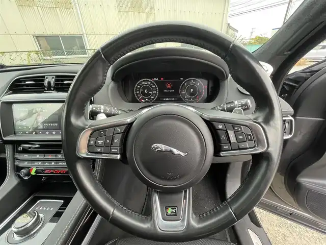 ジャガー Ｆペース R－スポーツ 福岡県 2018(平30)年 4.2万km ガンＭ 純正ナビ(フルセグTV/CD/DVD/BT)/サンルーフ/全方位カメラ/パドルシフト/クルーズコントロール/電動リアゲート/シートヒーター/２列目シートヒーター/前後ドラレコ/ハンドルヒーター/アイドリングストップ/プッシュスタート