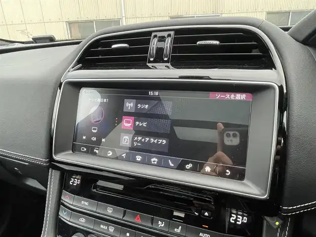 ジャガー Ｆペース R－スポーツ 福岡県 2018(平30)年 4.2万km ガンＭ 純正ナビ(フルセグTV/CD/DVD/BT)/サンルーフ/全方位カメラ/パドルシフト/クルーズコントロール/電動リアゲート/シートヒーター/２列目シートヒーター/前後ドラレコ/ハンドルヒーター/アイドリングストップ/プッシュスタート