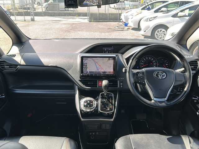 トヨタ ヴォクシー ZS 煌Ⅱ 沖縄県 2019(令1)年 4.5万km ブラック 後席モニター　/ＩＬＰＩＮＥナビ　/（ＡＭ／ＦＭ／ＣＤ／ＤＶＤ／ＢＴ）　/前後ドラレコ　/ＥＴＣ　/クルーズコントロール　/コーナーセンサー　/衝突軽減　/レーンキープ　/両側電動スライドドア　/純正１６ＡＷ/スマートキー/レーンキープアシスト/オートライト/LEDヘッドライト