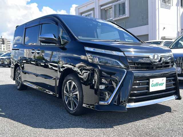 トヨタ ヴォクシー ZS 煌Ⅱ 沖縄県 2019(令1)年 4.5万km ブラック 後席モニター　/ＩＬＰＩＮＥナビ　/（ＡＭ／ＦＭ／ＣＤ／ＤＶＤ／ＢＴ）　/前後ドラレコ　/ＥＴＣ　/クルーズコントロール　/コーナーセンサー　/衝突軽減　/レーンキープ　/両側電動スライドドア　/純正１６ＡＷ/スマートキー/レーンキープアシスト/オートライト/LEDヘッドライト