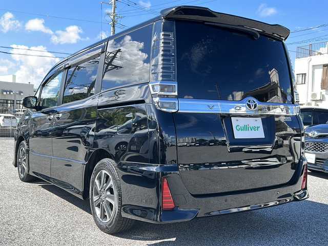トヨタ ヴォクシー ZS 煌Ⅱ 沖縄県 2019(令1)年 4.5万km ブラック 後席モニター　/ＩＬＰＩＮＥナビ　/（ＡＭ／ＦＭ／ＣＤ／ＤＶＤ／ＢＴ）　/前後ドラレコ　/ＥＴＣ　/クルーズコントロール　/コーナーセンサー　/衝突軽減　/レーンキープ　/両側電動スライドドア　/純正１６ＡＷ/スマートキー/レーンキープアシスト/オートライト/LEDヘッドライト