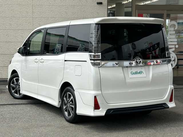 トヨタ ヴォクシー ZS 兵庫県 2017(平29)年 8.9万km ホワイトパールクリスタルシャイン 純正9インチナビNSZT-Y66T/（ＣＤ・ＤＶＤ・ＢＴ・ＳＤ）/フルセグTV/アルパインフリップダウンモニター　/バックカメラ　/ビルトインＥＴＣ　/両側パワースライドドア　/ＴＲＤエアロ（Ｆ・Ｓ・Ｒ）/トヨタセーフティーセンス/・プリクラッシュセーフティ/・衝突軽減ブレーキ　/・レーンキープアシスト/・オートマチックハイビーム/・クルーズコントロール/横滑り防止/アイドリングストップ/社外フロアマット/純正１６インチAW/オートライト/LEDヘッドライト/フォグライト/スマートキー/スペアキー1本
