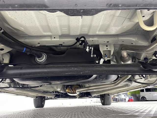スズキ スペーシア ギア HYBRID XZ 沖縄県 2022(令4)年 1.1万km シフォンアイボリーM 禁煙車　/県外入れ　/ワンオーナー　/両側パワースライドドア/社外ディスプレイオーディオ　/バックカメラ　/前後ドライブレコーダー　/ＨＵＤ（ヘッドアップディスプレイ）/ＥＴＣ　/アダプティブ・クルーズコントロール/フロントシートヒーター　　/デュアルカメラブレーキサポート　/後方コーナーセンサー　/レーンキープアシスト/純正LEDヘッドライト/LEDフォグランプ/オートライト/スマートキー