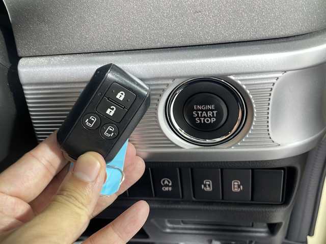 スズキ スペーシア ギア HYBRID XZ 沖縄県 2022(令4)年 1.1万km シフォンアイボリーM 禁煙車　/県外入れ　/ワンオーナー　/両側パワースライドドア/社外ディスプレイオーディオ　/バックカメラ　/前後ドライブレコーダー　/ＨＵＤ（ヘッドアップディスプレイ）/ＥＴＣ　/アダプティブ・クルーズコントロール/フロントシートヒーター　　/デュアルカメラブレーキサポート　/後方コーナーセンサー　/レーンキープアシスト/純正LEDヘッドライト/LEDフォグランプ/オートライト/スマートキー