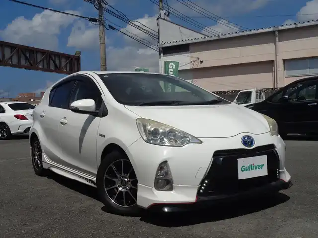 トヨタ アクア S 鹿児島県 2012(平24)年 11.2万km スーパーホワイトⅡ フルエアロ/ストラーダSDナビ(CN-S310WD)/ブルートゥース、DVD再生可能/SD音楽録音、バックカメラ/アルパイン後席用モニター/純正OP6スピーカー＋社外ツイーター/デジタルインナーミラー/前後ドライブレコーダー/社外テールレンズ/社外15インチAW/LEDヘッドライト、フォグライト/左右シートヒーター/純正フロアマット/純正ドアバイザー/ETC