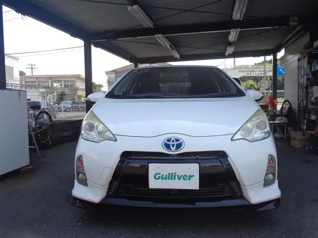 トヨタ アクア S 鹿児島県 2012(平24)年 11.2万km スーパーホワイトⅡ フルエアロ/ストラーダSDナビ(CN-S310WD)/ブルートゥース、DVD再生可能/SD音楽録音、バックカメラ/アルパイン後席用モニター/純正OP6スピーカー＋社外ツイーター/デジタルインナーミラー/前後ドライブレコーダー/社外テールレンズ/社外15インチAW/LEDヘッドライト、フォグライト/左右シートヒーター/純正フロアマット/純正ドアバイザー/ETC