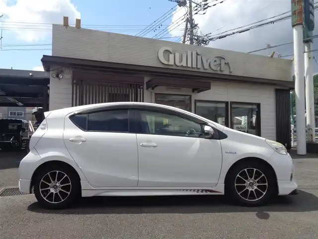トヨタ アクア S 鹿児島県 2012(平24)年 11.2万km スーパーホワイトⅡ フルエアロ/ストラーダSDナビ(CN-S310WD)/ブルートゥース、DVD再生可能/SD音楽録音、バックカメラ/アルパイン後席用モニター/純正OP6スピーカー＋社外ツイーター/デジタルインナーミラー/前後ドライブレコーダー/社外テールレンズ/社外15インチAW/LEDヘッドライト、フォグライト/左右シートヒーター/純正フロアマット/純正ドアバイザー/ETC