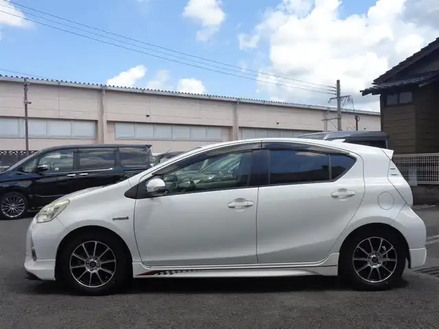 トヨタ アクア S 鹿児島県 2012(平24)年 11.2万km スーパーホワイトⅡ フルエアロ/ストラーダSDナビ(CN-S310WD)/ブルートゥース、DVD再生可能/SD音楽録音、バックカメラ/アルパイン後席用モニター/純正OP6スピーカー＋社外ツイーター/デジタルインナーミラー/前後ドライブレコーダー/社外テールレンズ/社外15インチAW/LEDヘッドライト、フォグライト/左右シートヒーター/純正フロアマット/純正ドアバイザー/ETC