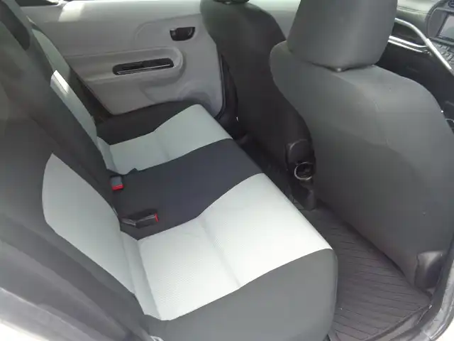 トヨタ アクア S 鹿児島県 2012(平24)年 11.2万km スーパーホワイトⅡ フルエアロ/ストラーダSDナビ(CN-S310WD)/ブルートゥース、DVD再生可能/SD音楽録音、バックカメラ/アルパイン後席用モニター/純正OP6スピーカー＋社外ツイーター/デジタルインナーミラー/前後ドライブレコーダー/社外テールレンズ/社外15インチAW/LEDヘッドライト、フォグライト/左右シートヒーター/純正フロアマット/純正ドアバイザー/ETC