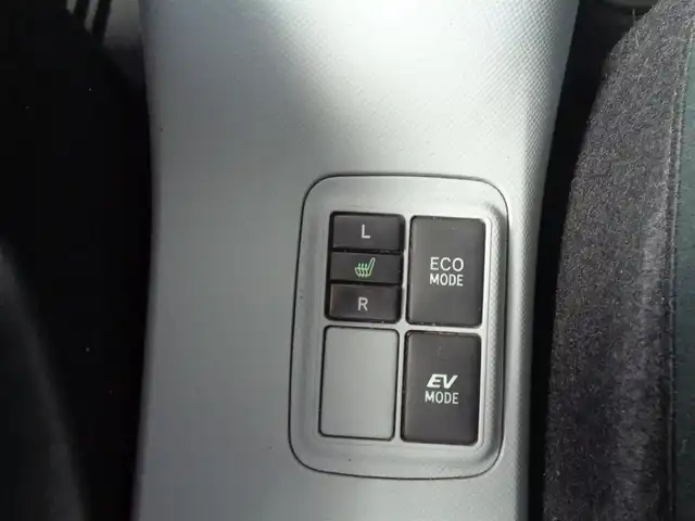トヨタ アクア S 鹿児島県 2012(平24)年 11.2万km スーパーホワイトⅡ フルエアロ/ストラーダSDナビ(CN-S310WD)/ブルートゥース、DVD再生可能/SD音楽録音、バックカメラ/アルパイン後席用モニター/純正OP6スピーカー＋社外ツイーター/デジタルインナーミラー/前後ドライブレコーダー/社外テールレンズ/社外15インチAW/LEDヘッドライト、フォグライト/左右シートヒーター/純正フロアマット/純正ドアバイザー/ETC