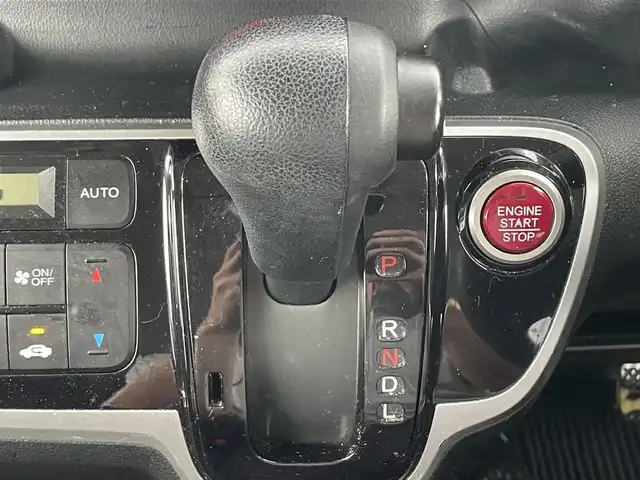 ホンダ Ｎ ＢＯＸ G 滋賀県 2017(平29)年 10.7万km クリスタルブラックパール 社外メモリナビ/(フルセグ CD DVD Bluetooth)/横滑り防止機能/オートエアコン/プッシュスタート/スマートキー/ベンチシート/シートリフター/電動格納ミラー/ドアバイザー