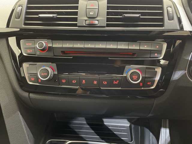 ＢＭＷ ３１８ｉ Mスポーツ 愛媛県 2017(平29)年 9.4万km 白 純正ナビ/Bluetooth/フルセグ/バックカメラ/衝突被害軽減ブレーキ/クルーズコントロール/レーンキープアシスト/ブラインドスポットモニター/LEDヘッドライト/オートライト/D/N席パワーシート/ETC/プッシュスタート/純正18インチアルミ