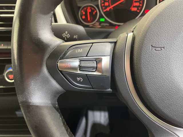 ＢＭＷ ３１８ｉ Mスポーツ 愛媛県 2017(平29)年 9.4万km 白 純正ナビ/Bluetooth/フルセグ/バックカメラ/衝突被害軽減ブレーキ/クルーズコントロール/レーンキープアシスト/ブラインドスポットモニター/LEDヘッドライト/オートライト/D/N席パワーシート/ETC/プッシュスタート/純正18インチアルミ