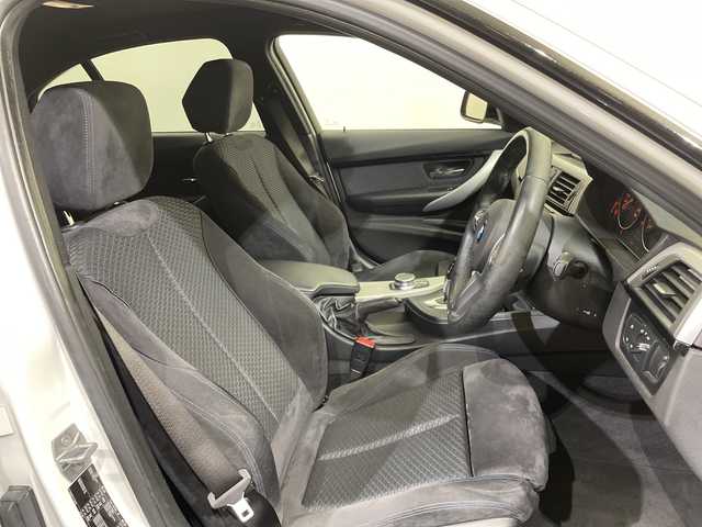 ＢＭＷ ３１８ｉ Mスポーツ 愛媛県 2017(平29)年 9.4万km 白 純正ナビ/Bluetooth/フルセグ/バックカメラ/衝突被害軽減ブレーキ/クルーズコントロール/レーンキープアシスト/ブラインドスポットモニター/LEDヘッドライト/オートライト/D/N席パワーシート/ETC/プッシュスタート/純正18インチアルミ