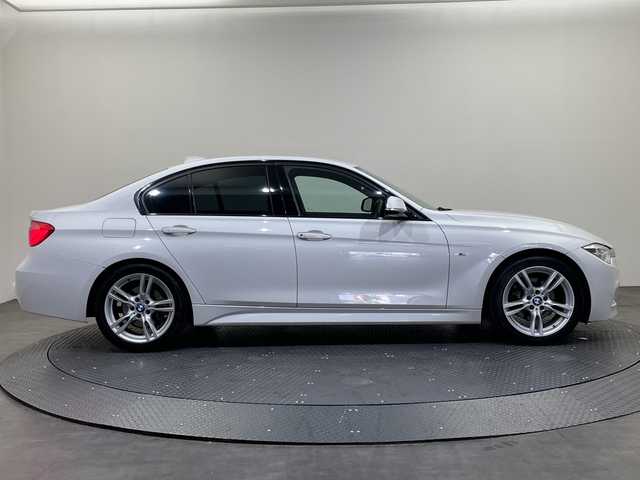 ＢＭＷ ３１８ｉ Mスポーツ 愛媛県 2017(平29)年 9.4万km 白 純正ナビ/Bluetooth/フルセグ/バックカメラ/衝突被害軽減ブレーキ/クルーズコントロール/レーンキープアシスト/ブラインドスポットモニター/LEDヘッドライト/オートライト/D/N席パワーシート/ETC/プッシュスタート/純正18インチアルミ