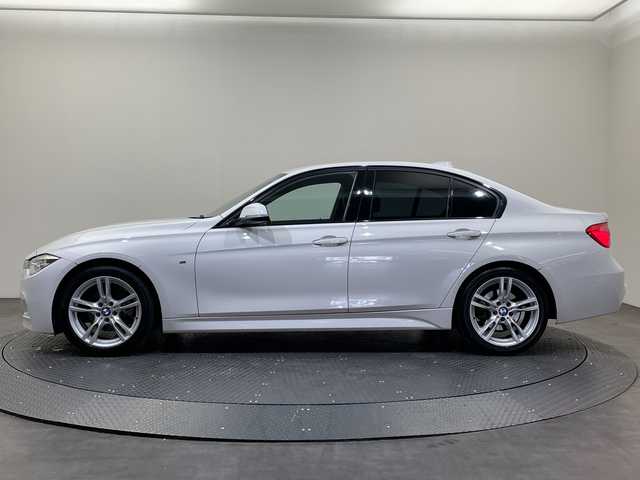 ＢＭＷ ３１８ｉ Mスポーツ 愛媛県 2017(平29)年 9.4万km 白 純正ナビ/Bluetooth/フルセグ/バックカメラ/衝突被害軽減ブレーキ/クルーズコントロール/レーンキープアシスト/ブラインドスポットモニター/LEDヘッドライト/オートライト/D/N席パワーシート/ETC/プッシュスタート/純正18インチアルミ