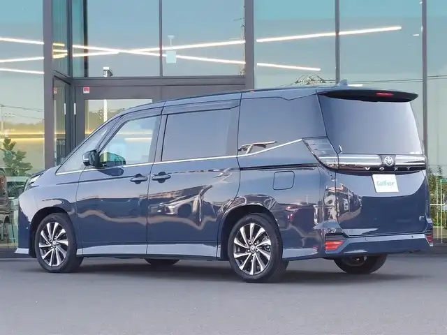 トヨタ ヴォクシー ハイブリッド S－Z 東京都 2025(令7)年 0.2万km マッシブグレー ワンオーナー/快適利便パッケージ（High）/・ハンズフリーデュアルパワースライドドア/・パワーバックドア/・「ナノイーX」/・ステアリングヒーター/・2列目キャプテンシート・シートヒーター・オットマン/Toyota Safety Sense/・プリクラッシュセーフティ/・レーントレーシングアシスト/・先行車発進告知機能/・オートマチックハイビーム/・レーダークルーズコントロール/・クリアランスソナー/・ロードサインアシスト/・ブラインドスポットモニター/・パノラミックビューモニター/トヨタチームメイト/・アドバンスドパーク（駐車支援）/・ドライバー異常時対応システム/純正10型メーカーナビ/フルセグTV/フリップダウンモニター/ETC2.0/デジタルインナーミラー型ドライブレコーダー/100V電源/ハーフレザーシート/ステアリングヒーター/後席ロールサンシェード/３眼LEDヘッドライト/ドアバイザー/17インチ純正アルミホイール/スマートキー