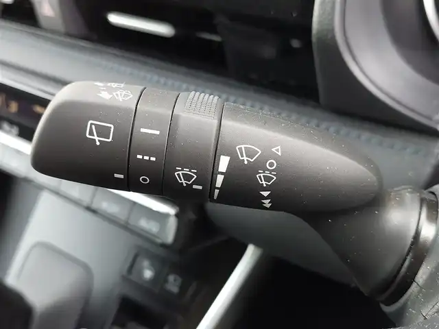 トヨタ ヴォクシー ハイブリッド S－Z 東京都 2025(令7)年 0.2万km マッシブグレー ワンオーナー/快適利便パッケージ（High）/・ハンズフリーデュアルパワースライドドア/・パワーバックドア/・「ナノイーX」/・ステアリングヒーター/・2列目キャプテンシート・シートヒーター・オットマン/Toyota Safety Sense/・プリクラッシュセーフティ/・レーントレーシングアシスト/・先行車発進告知機能/・オートマチックハイビーム/・レーダークルーズコントロール/・クリアランスソナー/・ロードサインアシスト/・ブラインドスポットモニター/・パノラミックビューモニター/トヨタチームメイト/・アドバンスドパーク（駐車支援）/・ドライバー異常時対応システム/純正10型メーカーナビ/フルセグTV/フリップダウンモニター/ETC2.0/デジタルインナーミラー型ドライブレコーダー/100V電源/ハーフレザーシート/ステアリングヒーター/後席ロールサンシェード/３眼LEDヘッドライト/ドアバイザー/17インチ純正アルミホイール/スマートキー