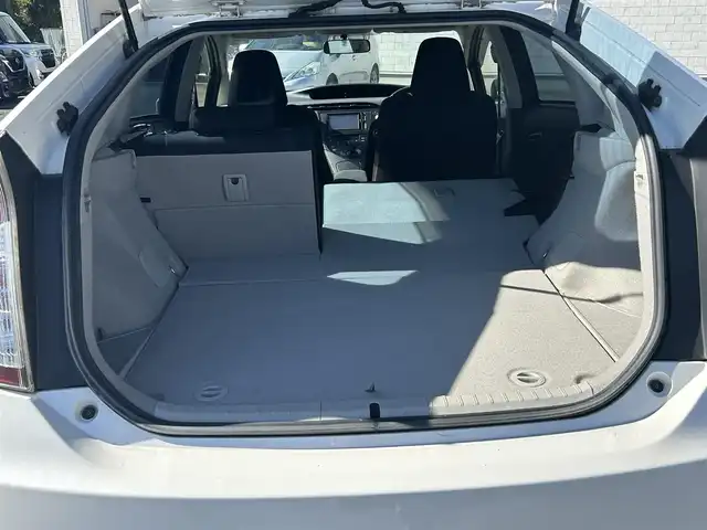 トヨタ プリウス S ツーリングセレクション 東京都 2013(平25)年 8.9万km ホワイトパールクリスタルシャイン (株)IDOMが運営する【じしゃロン昭島店】の自社ローン専用車両になります。/こちらは現金またはオートローンご利用時の価格です。自社ローンご希望の方は別途その旨お申付け下さい/純正ナビ（ＳＤ・ＤＶＤ・ＴＶ）/バックカメラ/ワンオーナー/Bluetooth/プッシュボタン/スマートキー/電格ミラー/ドアバイザー