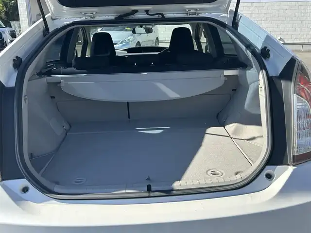 トヨタ プリウス S ツーリングセレクション 東京都 2013(平25)年 8.9万km ホワイトパールクリスタルシャイン (株)IDOMが運営する【じしゃロン昭島店】の自社ローン専用車両になります。/こちらは現金またはオートローンご利用時の価格です。自社ローンご希望の方は別途その旨お申付け下さい/純正ナビ（ＳＤ・ＤＶＤ・ＴＶ）/バックカメラ/ワンオーナー/Bluetooth/プッシュボタン/スマートキー/電格ミラー/ドアバイザー