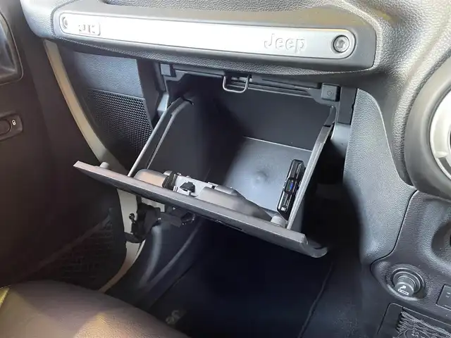 クライスラー・ジープ ジープ ラングラー JK 愛知県 2017(平29)年 2.5万km ゴビ 80台限定車/ワンオーナー/社外メモリナビ/フルセグTV/バックカメラ/サイドカメラ/黒革シート/シートヒーター/ALPINEスピーカー/クルーズコントロール/MTモード付AT/オートヘッドライト/純正18インチアルミ