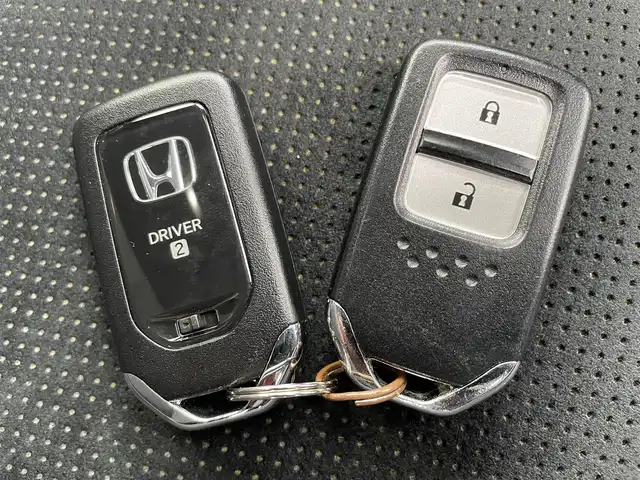 ホンダ フィット e:HEV RS 佐賀県 2023(令5)年 7.3万km クリスタルブラックパール ワンオーナー/純正9インチHondaCONNECTディスプレー/バックカメラ/前後ドライブレコーダー/ビルトインETC2.0/電子パーキングブレーキ/・BRAKE HOLD機能/ハーフレザーシート/ISOFIX対応/パドルシフト/革巻きステアリング/ステアリングリモコン/純正16インチアルミホイール/純正LEDヘッドライト/・オートマチックハイビーム/純正フロアマット/純正ドアバイザ―/新車保証書/取扱説明書/スペアキー１本/ホンダセンシング/・アダプティブクルーズコントロール/・衝突被害軽減ブレーキ/・先行車発進お知らせ機能/・路外逸脱抑制機能/・レーンキープアシストシステム/・標識認識機能/・パーキングセンサーシステム