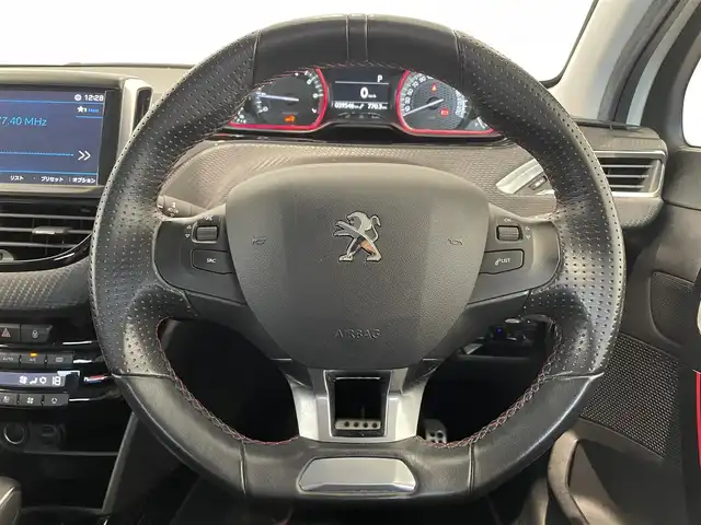 プジョー ２００８ GTライン 熊本県 2018(平30)年 4万km ビアンカホワイト ・ワンオーナー/・キーレス/・アクティブシティブレーキ/・パークアシスタンス/・ハーフレザーシート/・前席シートヒーター /・純正メモリナビ/　【Bluetooth・USB】/・フルセグTV/・バックカメラ/・社外ウーハー/・ETC/・フォグランプ/・タイヤ空気圧センサー/・純正マット/・保証書/取説