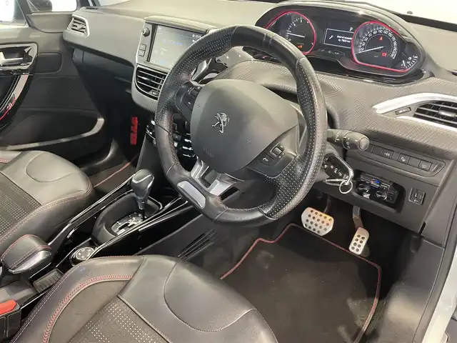 プジョー ２００８ GTライン 熊本県 2018(平30)年 4万km ビアンカホワイト ・ワンオーナー/・キーレス/・アクティブシティブレーキ/・パークアシスタンス/・ハーフレザーシート/・前席シートヒーター /・純正メモリナビ/　【Bluetooth・USB】/・フルセグTV/・バックカメラ/・社外ウーハー/・ETC/・フォグランプ/・タイヤ空気圧センサー/・純正マット/・保証書/取説