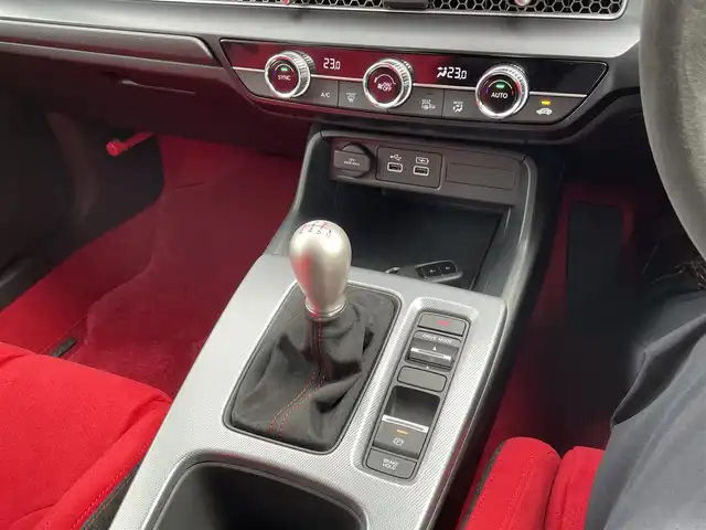 ホンダ シビック タイプR 神奈川県 2024(令6)年 0.1万km レーシングブルーパール ワンオーナー/純正メモリーナビ・地デジTV/純正USB/BT再生/バックモニター/ビルトインETC2.0/前後ドライブレコーダー/ホンダセンシング/レーダークルーズコントロール/衝突軽減ブレーキ/LKA/BSM/純正19インチAW/ブレンボブレーキ/LEDライト/プッシュスタート/スマートキー×2/純正フロアマット/保証書・取説あり