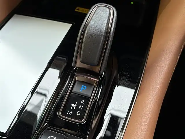 トヨタ ヴェルファイア Z プレミア 愛知県 2024(令6)年 0.7万km プラチナホワイトパールマイカ ワンオーナー/全方位カメラ/オットマン/両側パワースライドドア/独立ガラスルーフ/3列シート/後席モニター/追従クルーズコントロール/プリクラッシュ/コーナーセンサー前後/純正14インチナビ/Bluetooth/USB/フルセグTV/ビルトインETC/パドルシフト/パワーシート/レザーシート/エアシート/シートヒーター/ステアリングヒーター/オートマチックハイビーム/純正アルミホイール/ABS/BSM/レーンキープアシスト/横滑り防止装置/盗難防止装置/スペアキー