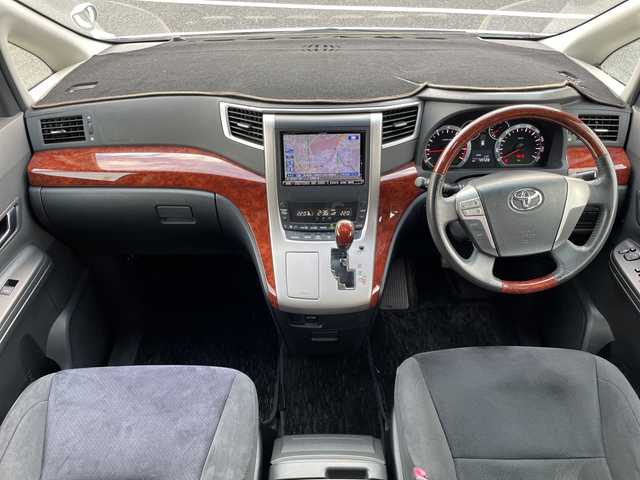 トヨタ ヴェルファイア 2．4Z プラチナセレクションⅡ 千葉県 2010(平22)年 5万km ホワイトパールクリスタルシャイン アルパイン8インチナビ/(フルセグTV/BT/CD/DVD/FM/AM)/バックカメラ/アルパインフリップダウンモニター/両側パワースライドドア/電動リアゲート/横滑り防止装置/ビルトインETC/フォグランプ/ウィンカーミラー/電動格納ミラー/純正18インチAW/シートリフター/プッシュスタート/スマートキー/フロアマット/ドアバイザー/スペアキー/取扱説明書/保証書