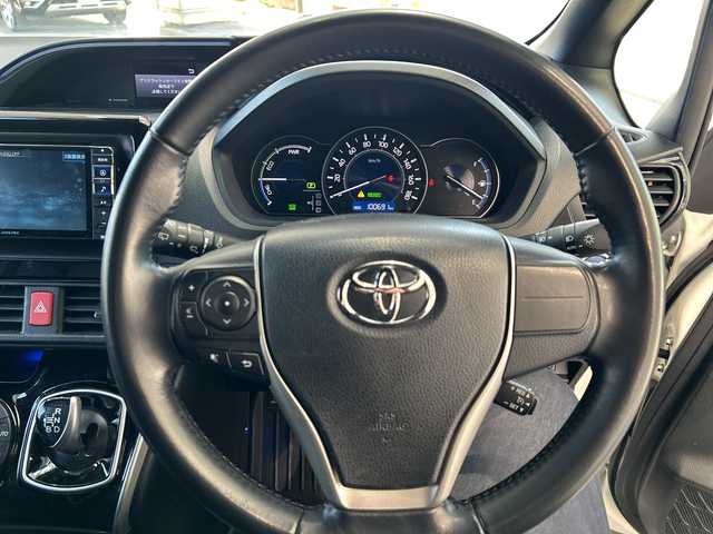 トヨタ ヴォクシー ハイブリッド ZS 煌Ⅲ 滋賀県 2020(令2)年 10.1万km ホワイトパールクリスタルシャイン /禁煙車//ワンオーナー//社外SDナビ【ALPINE 7WMX】//バックカメラ//Bluetooth・フルセグTV・CD・AMFM//前後ドラレコ【KENWOOD DRV-MR740】//前席シートヒーター//ETC//クルーズコントロール//両側パワースライドドア//社外15インチAW//純正16インチAW有//LEDヘッドライト//オートハイビーム//スペアキー//保証書//取扱説明書