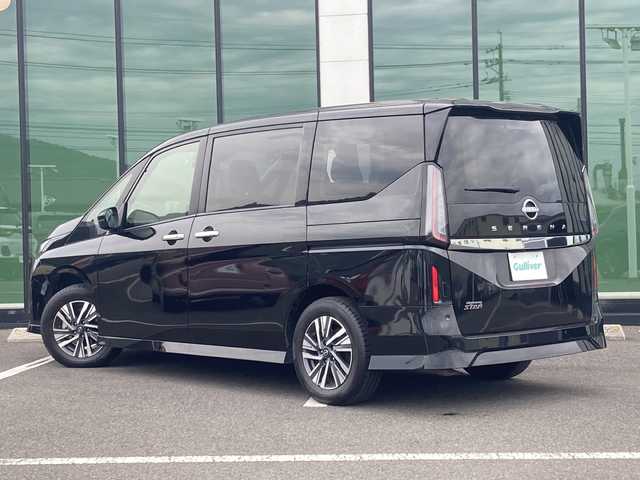 日産 セレナ ハイウェイスター V 福岡県 2023(令5)年 3.8万km ダイヤモンドブラック プロパイロット/　・エマージェンシーブレーキ/　・レーダークルーズコントロール/　・レーンキープアシスト/　・ブライドスポットモニター/純正メーカーOPナビ/両側パワースライドドア/ETC2.0/フルセグTV/前後コーナーセンサー/オートライト/オートハイビーム/LEDヘッドライト/デジタルインナーミラー/パドルシフト/純正フロアマット