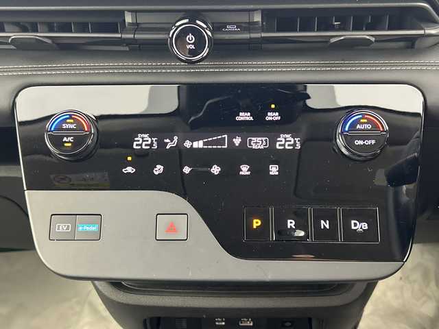 日産 セレナ e－パワー ハイウェイスター V 愛知県 2024(令6)年 0.8万km プリズムホワイト 禁煙車/純正12.3型ナビ/（Bluetooth/USB/フルセグTV）/アラウンドビューモニター/ビルトインETC2.0/前方ドラレコ/両側パワースライドドア/インテリジェントルームミラー/ワイヤレス充電/プロパイロット/BSM/エマージェンシーブレーキ/レーンキープアシスト/LEDヘッドライト/オートライト/オートハイビーム/前後ソナー/電動パーキングブレーキ/オートブレーキホールド/プッシュスタート/スマートキー×２