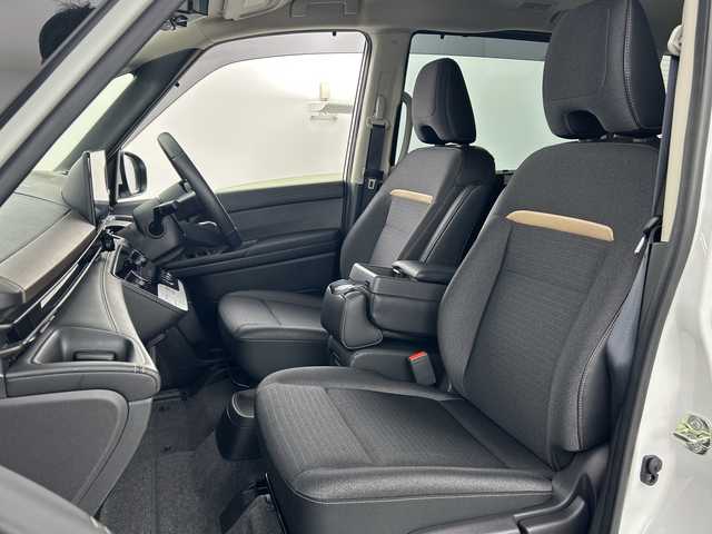 日産 セレナ e－パワー ハイウェイスター V 愛知県 2024(令6)年 0.8万km プリズムホワイト 禁煙車/純正12.3型ナビ/（Bluetooth/USB/フルセグTV）/アラウンドビューモニター/ビルトインETC2.0/前方ドラレコ/両側パワースライドドア/インテリジェントルームミラー/ワイヤレス充電/プロパイロット/BSM/エマージェンシーブレーキ/レーンキープアシスト/LEDヘッドライト/オートライト/オートハイビーム/前後ソナー/電動パーキングブレーキ/オートブレーキホールド/プッシュスタート/スマートキー×２