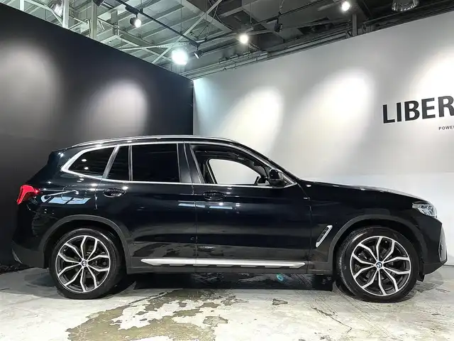 ＢＭＷ Ｘ３ xDrive20d 道央・札幌 2022(令4)年 3.9万km サファイアブラックP セレクトpkg/　・ステアリング・ホイール・ヒーティング/　・アコースティック・ガラス/　・電動パノラマ・ガラス・サンルーフ/　・リヤ・サイド・ウィンドー・ローラー・ブラインド（手動）/　・サンプロテクション・ガラス/　・リヤ・シート・バックレスト・アジャストメント/　・リヤ・シート・ヒーティング/レザーpkg/　・ヴァーネスカ・レザー・シート/　・アクティブ・ベンチレーション・シート/　・フロント・ランバー・サポート（電動調節式）/　・インテリア・トリム（ダーク・オーク・ファイン・ウッド・トリム）/ドライビング・アシスト・プロフェッショナル/　・ACC/　・レーン・ディパーチャー・ウォーニング/　・レーン・チェンジ・ウォーニング/　・レーン・チェンジ・アシスト/　・レーン・キーピング・アシスト/パーキングアシスト+/　・PDC/　・パーキングアシスト/BMWヘッドアップディスプレイ/電動シート（D/N）/シートヒーター（ALL）/ワイヤレスチャージング/アンビエントライト/オートライト/レインセンサー/パワーバックドア/ETC/保証書、取扱説明書、スペアキー1本有