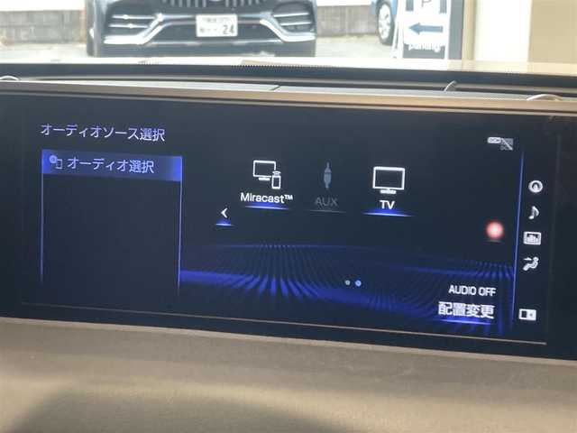 レクサス ＵＸ 200 Fスポーツ 熊本県 2019(平31)年 3.3万km ホワイトノーヴァガラスフレーク ・スマートキー/・プッシュスタート/・サンルーフ/・プリクラッシュセーフティ/・レーンデパーチャーアラート/・ブラインドスポットモニター/・パーキングアシスト/・ロードサインインフォメーション/・先行車発進告知/・クルーズコントロール(追従式)/・赤/黒革シート/・前席パワーシート/・前席シートヒーター /・ハンドルヒーター /・純正メモリナビ/　【BD・Bluetooth・USB・SD・AUX・MSV】/・フルセグTV/・全方位カメラ/・ETC2.0/・デジタルインナーミラー/・ドライブレコーダー(前後録画)/・パワーバックドア/・LEDヘッドランプ/・LEDフォグランプ/・純正マット