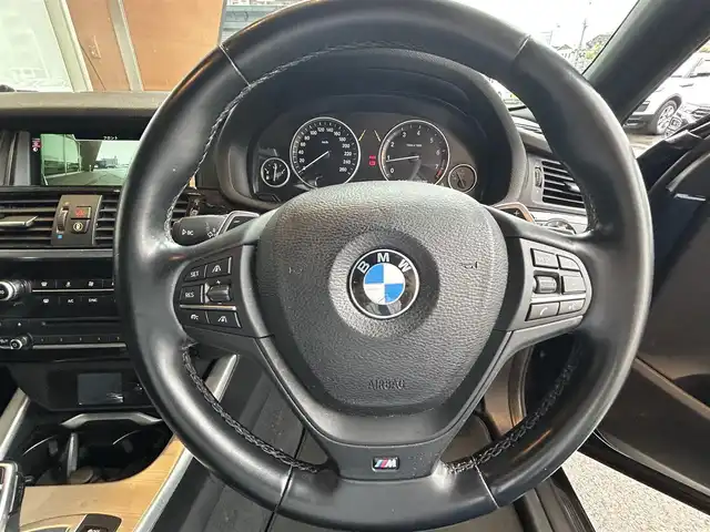 ＢＭＷ Ｘ４ xDrive 28i Mスポーツ 高知県 2015(平27)年 17.4万km カーボンブラックM 純正HDDナビ/【CD/DVD/BT】ー/フロント/バックカメラ/クルーズコントロール(追従走行有り)/衝突被害軽減ブレーキ/車線逸脱警報/車線逸脱制御/パーキングアシスト/横滑り防止/パワーシート(メモリ機能有り)/コーナー、バックセンサー/パワーバックドア/ミラー一体型ETC/パドルシフト/オートホールド/オートワイパー/オートライト/純正LEDライト/スマートキー/プッシュスタート/MTモード付きAT/アイドリングストップ/純正アルミホイール 20インチ/スペアキー×1【スマートキー】/新車時整備手帳/取扱説明書/記録簿有