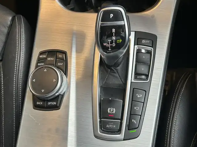 ＢＭＷ Ｘ４ xDrive 28i Mスポーツ 高知県 2015(平27)年 17.4万km カーボンブラックM 純正HDDナビ/【CD/DVD/BT】ー/フロント/バックカメラ/クルーズコントロール(追従走行有り)/衝突被害軽減ブレーキ/車線逸脱警報/車線逸脱制御/パーキングアシスト/横滑り防止/パワーシート(メモリ機能有り)/コーナー、バックセンサー/パワーバックドア/ミラー一体型ETC/パドルシフト/オートホールド/オートワイパー/オートライト/純正LEDライト/スマートキー/プッシュスタート/MTモード付きAT/アイドリングストップ/純正アルミホイール 20インチ/スペアキー×1【スマートキー】/新車時整備手帳/取扱説明書/記録簿有