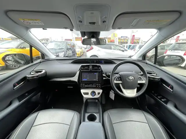 トヨタ プリウス S 群馬県 2016(平28)年 6.9万km 黒 純正ＳＤナビ/Ｂｌｕｅｔｏｏｔｈ/ワンセグＴＶ/ＣＤ/ＡＭＦＭ/バックカメラ/ＥＴＣ/オートライト/レーンキープアシスト/衝突軽減ブレーキ/レーダークルーズコントロール/社外エアロ/社外アルミホイール/革調シートカバー