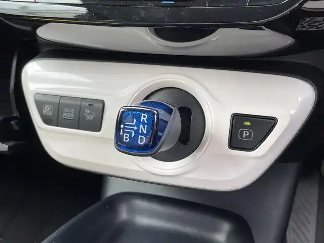 トヨタ プリウス S 群馬県 2016(平28)年 6.9万km 黒 純正ＳＤナビ/Ｂｌｕｅｔｏｏｔｈ/ワンセグＴＶ/ＣＤ/ＡＭＦＭ/バックカメラ/ＥＴＣ/オートライト/レーンキープアシスト/衝突軽減ブレーキ/レーダークルーズコントロール/社外エアロ/社外アルミホイール/革調シートカバー